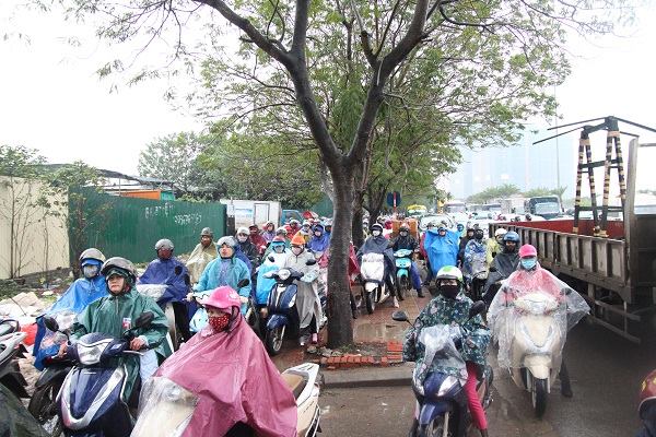 Hà Nội ùn tắc trong giá rét kỷ lục 9 độ kèm mưa, người dân chôn chân tại chỗ